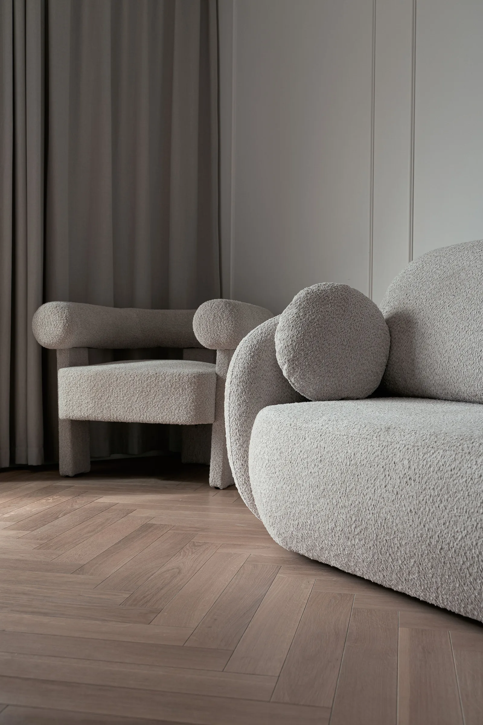 Fotel boucle w narożniku salonu, KMN Studio