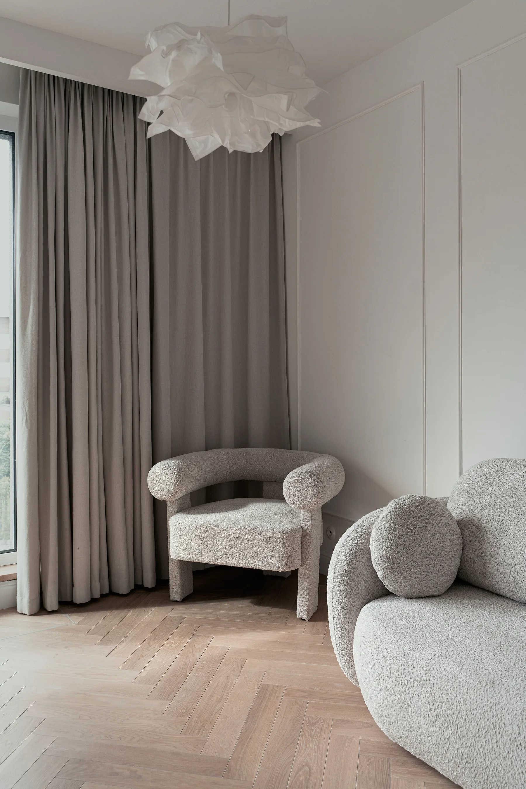 Jadalnia — stół drewniany i lampa, KMN Studio