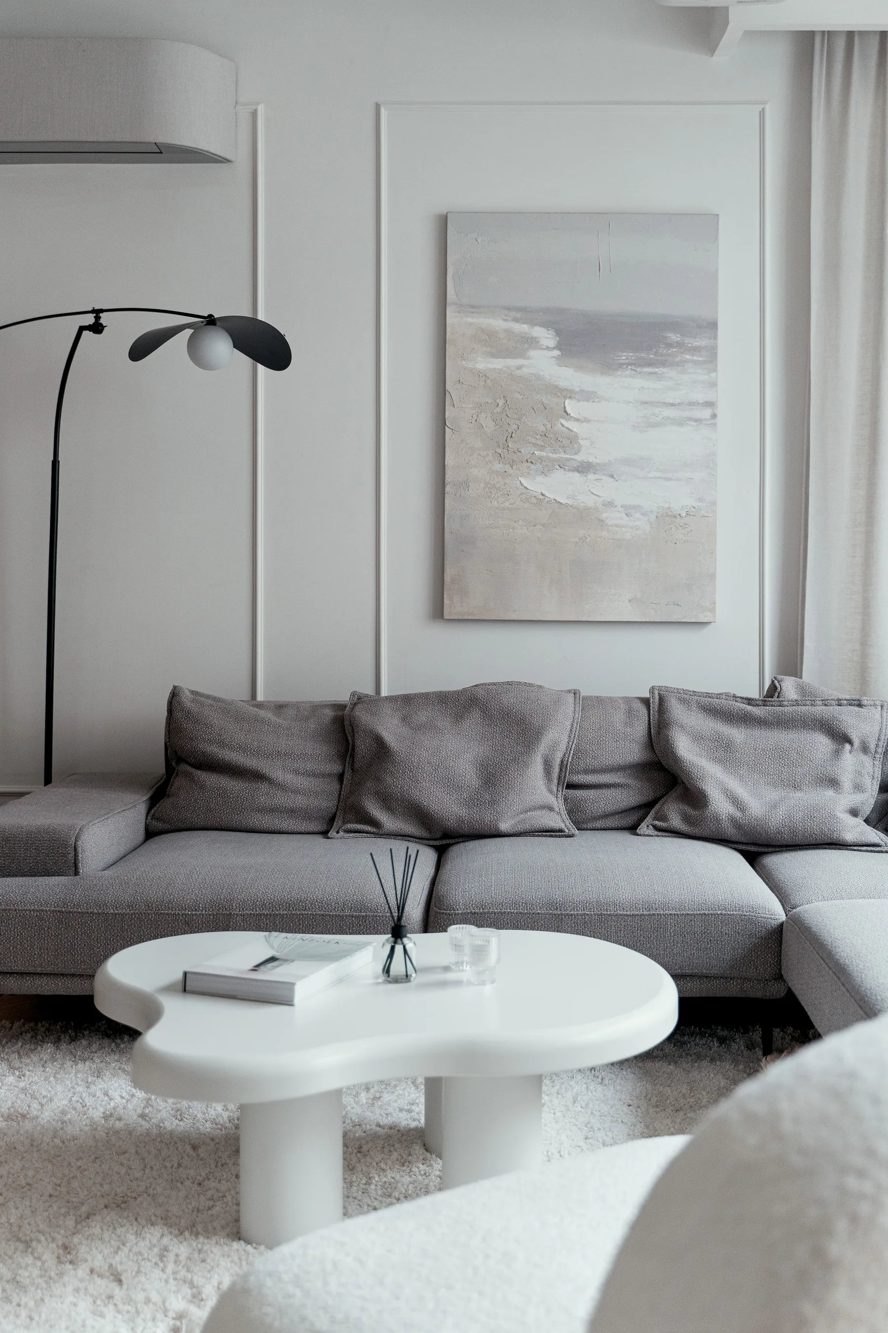 Salon — obraz nad sofą, KMN Studio