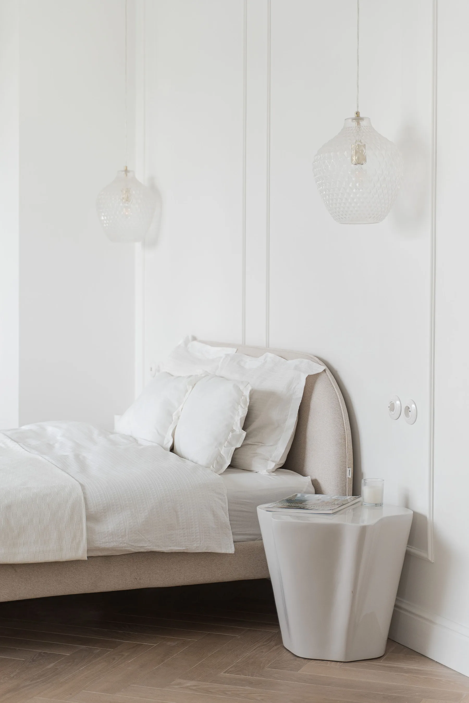 Sypialnia — szklane lampy wiszące, KMN Studio